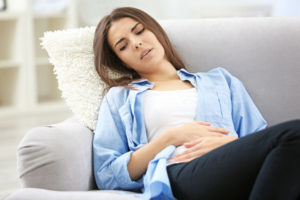 Mulher com sintomas de intolerância ao glúten
